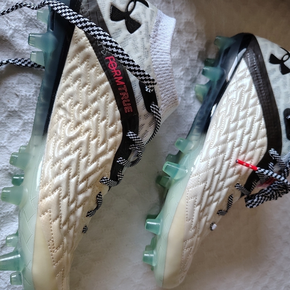 Under Armour Kids Cream Soccer Cleats Size 5.5